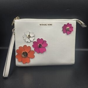 MICHAEL KORS Wristlet Clutch Bag Pouch White Leather 3D Floral Applique NWOT **